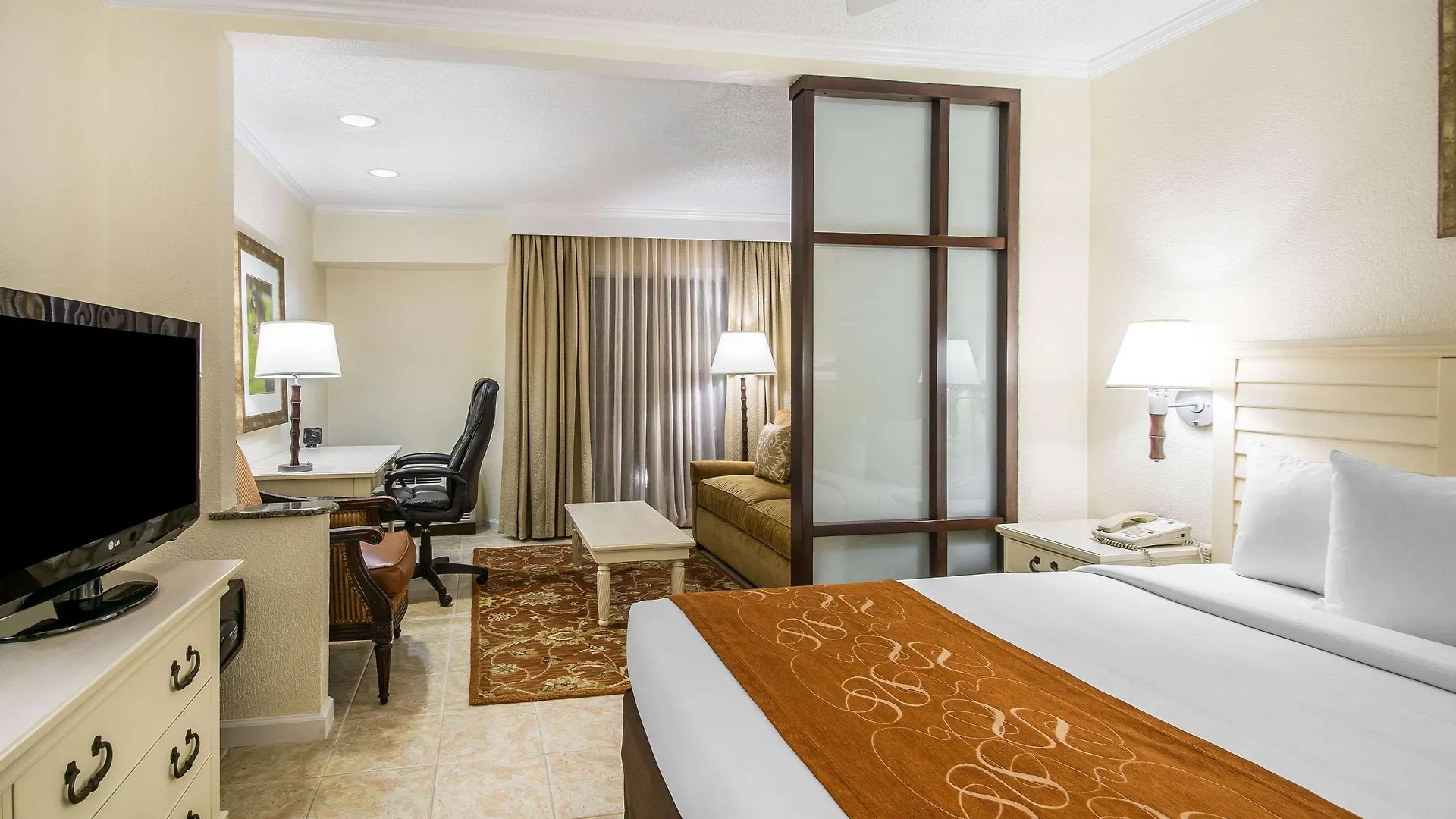 Comfort Suites Paradise Island Creek Village 4*,