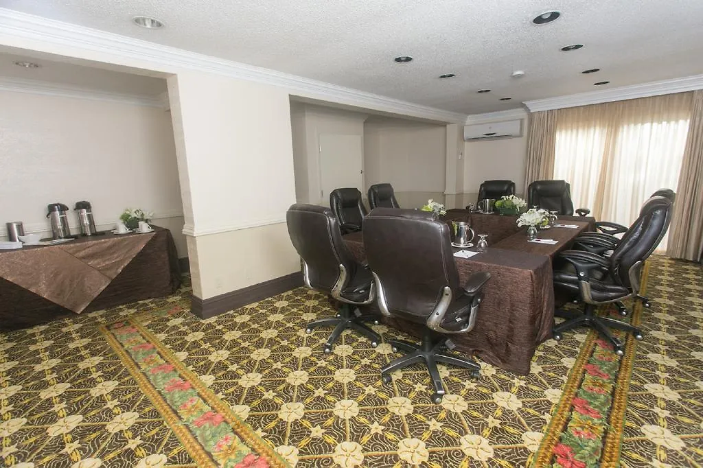 Hotel Comfort Suites Paradise Island Creek Village