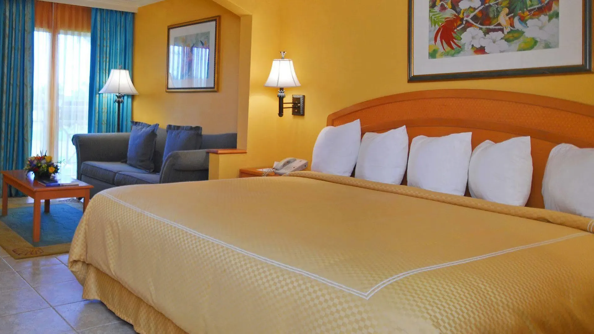 Comfort Suites Paradise Island Creek Village Hotel