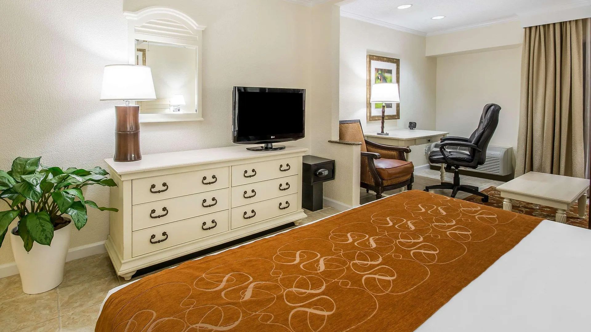 Comfort Suites Paradise Island Creek Village